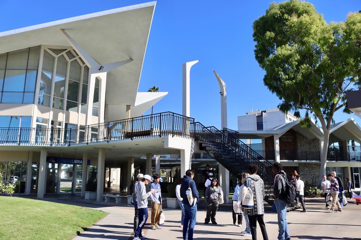 HIUnow's tweet photo. FALL PREVIEW DAY! Thank you to each of our prospective students and their families for spending the day with us. We were honored to have you on campus, and we look forward to connecting with you again soon. Go future Royals! #hiubound #wearehope #collegepreview #fullerton https://t.co/S2NRzJpvI8