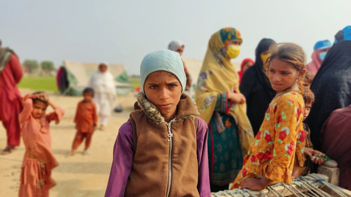 📌 Suhbatpur, Balochistan.
We're still here, spreading warmth 💚 by handing out food packs📦, hygiene kits, and warm clothing🧥 for women and children living in makeshift tents⛺ to survive this winter.

👉 minhajwelfare.org/pakistanfloods/
#MWF #MinhajReliefCamps