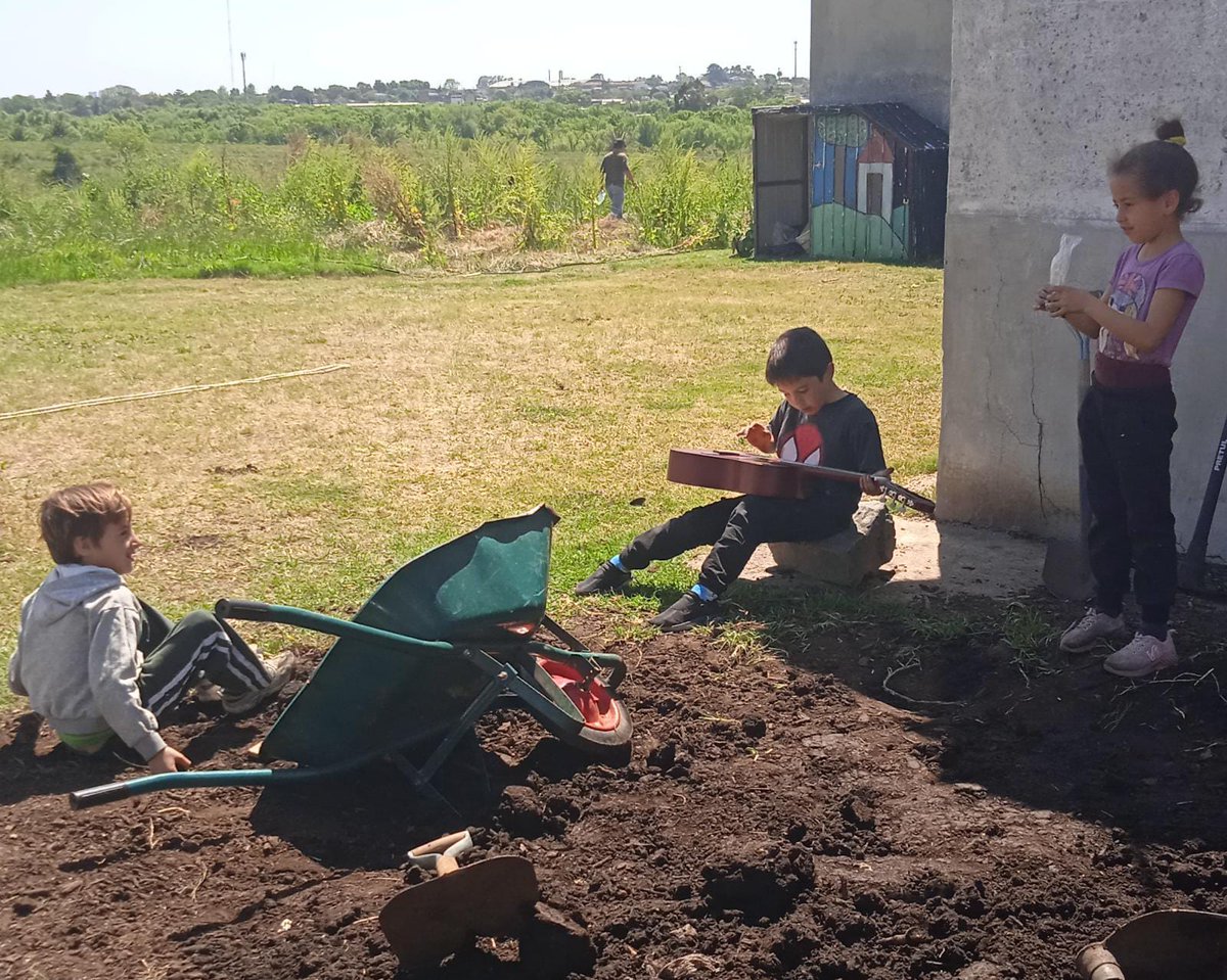 Visitamos la huerta comunitaria del Maracaná con el acompañamiento de los compañeros de  <a href="/IPRUuruguay/">IPRU Uruguay</a> .Les niñes al centro. Seguimos con la consultoría “investigación de acciones de promoción de prácticas agroecológicas en la sociedad civil” desarrollada desde <a href="/AnongUruguay/">ANONG</a>