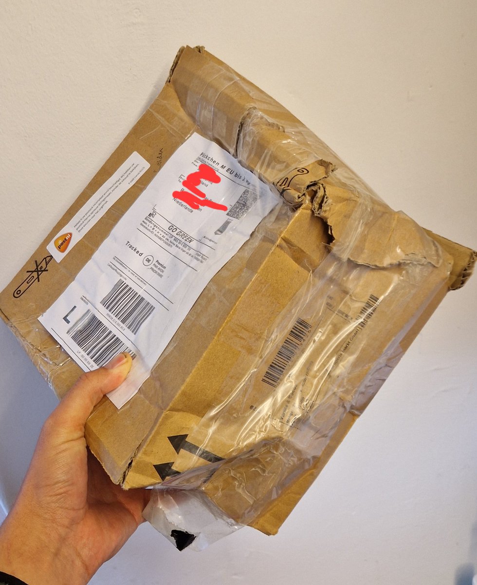 VugtRogier's tweet photo. @AtelierGeeraets @PostNL Mijn meest recente ervaring met @PostNL  Leuke sticker er op, dat ze de boel weer aan elkaar hebben geplakt maar heel netjes niet naar de inhoud hebben gekeken. Wat kan mij dat nou schelen. De inhoud is kapot en vanwege jullie vermoeiende klantenservice laat ik het er maar bij.. https://t.co/J34idoJS7w