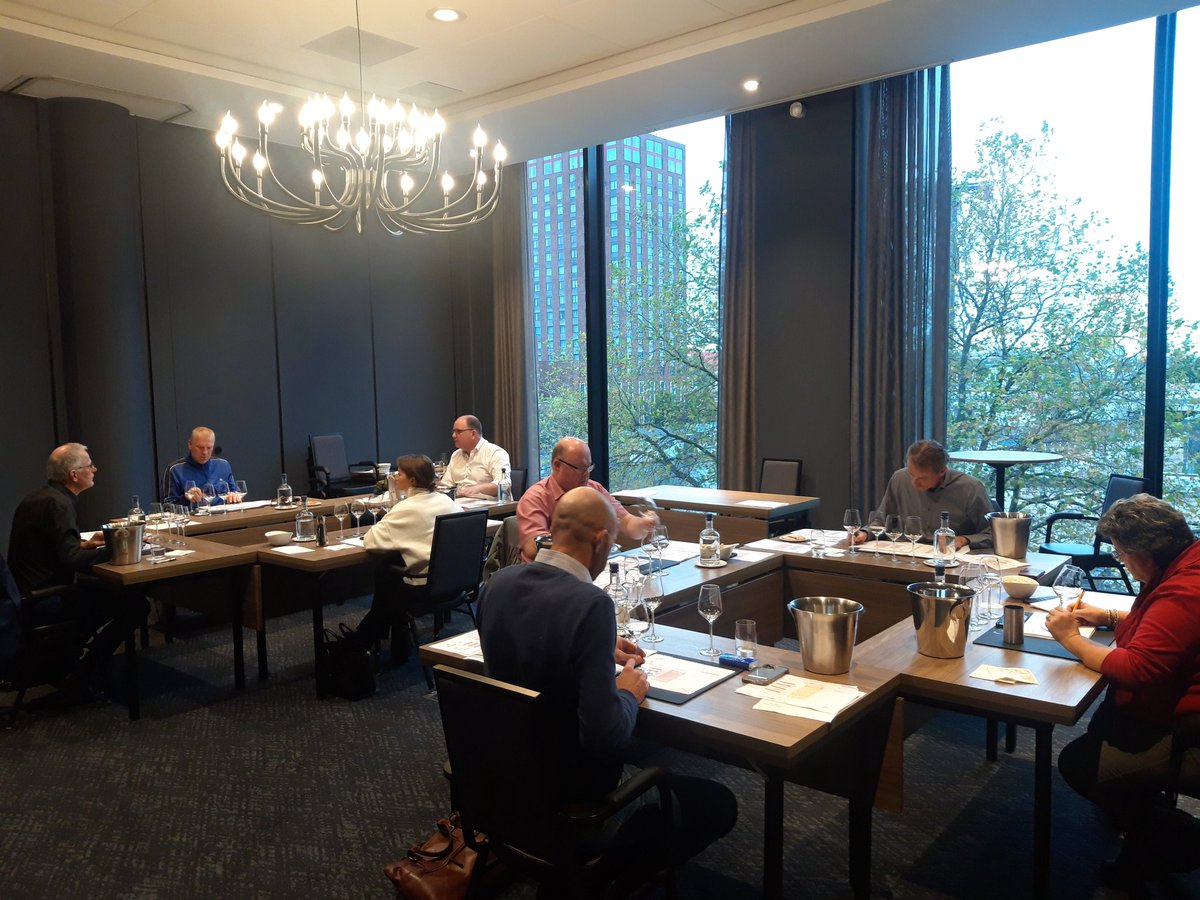 Una jornada intensa en #Amsterdam con una más que entretenida masterclass a cargo de <a href="/edwines_com/">Edwin Raben</a> y las sesiones de cata de nuestro concurso #Bestofspainwinechallenge con prescriptores holandeses de primer nivel. Siguiente parada: #Dublin #BestofSpainWineFestival 🥂🥂