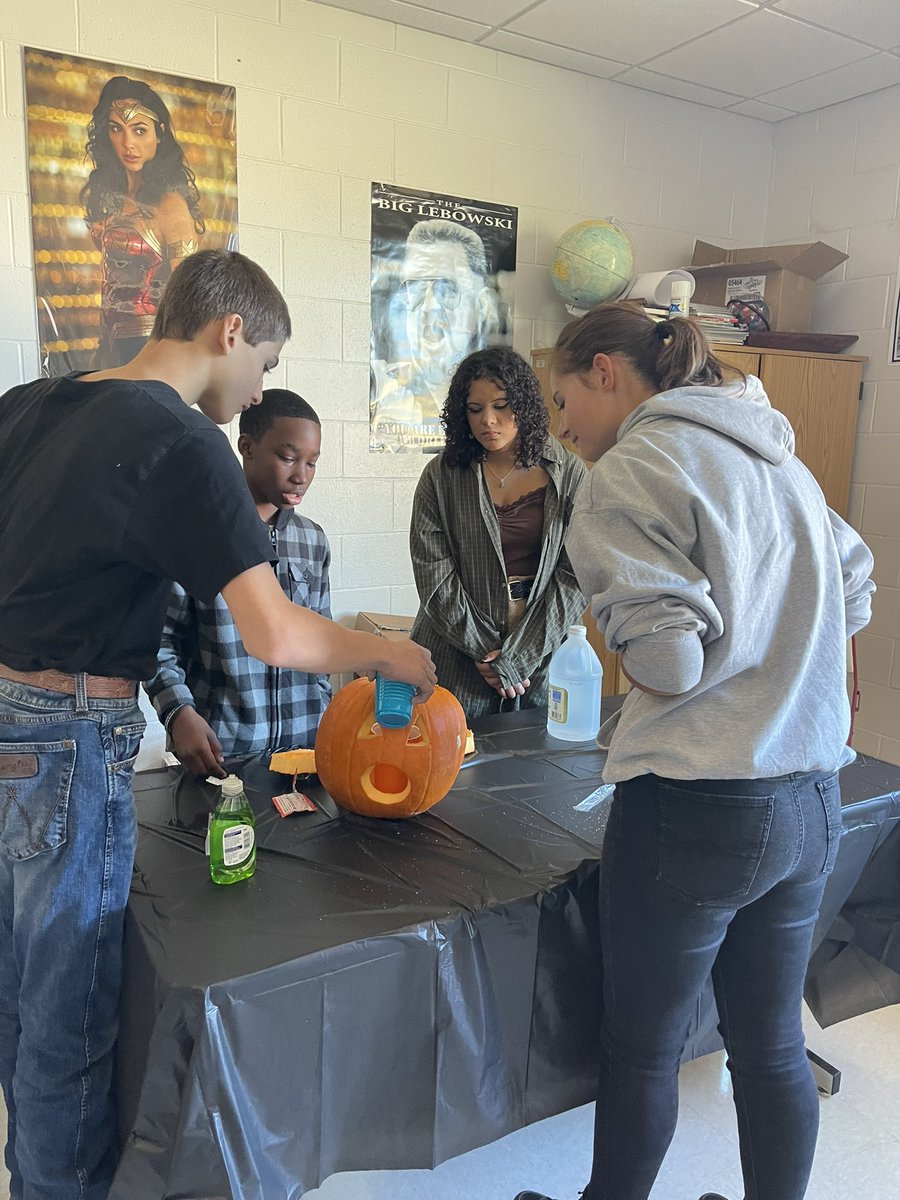 heather_sowell's tweet photo. Middle school doesnβt scare these Ed Prep students! Spooky science projects at LMS. #theteacherlook #CTCEast #TeamDCS @TweetDCS_LMS @DCS_CTCEast @DCSeNews https://t.co/tiHJUWr1Y8