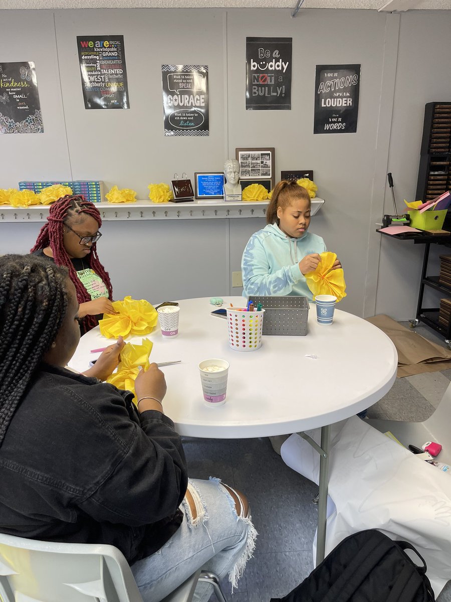 heather_sowell's tweet photo. Celebrating Dia de los Muertas while learning how to teach ELL. Wonderful ideas to promote unity and inclusiveness! #theteacherlook #CTCEast #TeamDCS @DCS_CTCEast @DCSeNews https://t.co/JRRV0qUT7n