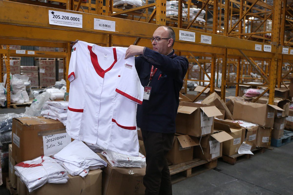 ISSSTE_mx's tweet photo. En el empacamiento van uniformes para personal médico, de enfermería, nutrición, fisoterapia, camillería, ambulancias, cocina y administrativo, asi como conjuntos de pants para educadoras y cuidadoras, de EBDI's.

#IsssteEquipa #IsssteAlMomento https://t.co/mjYwV4H8zB