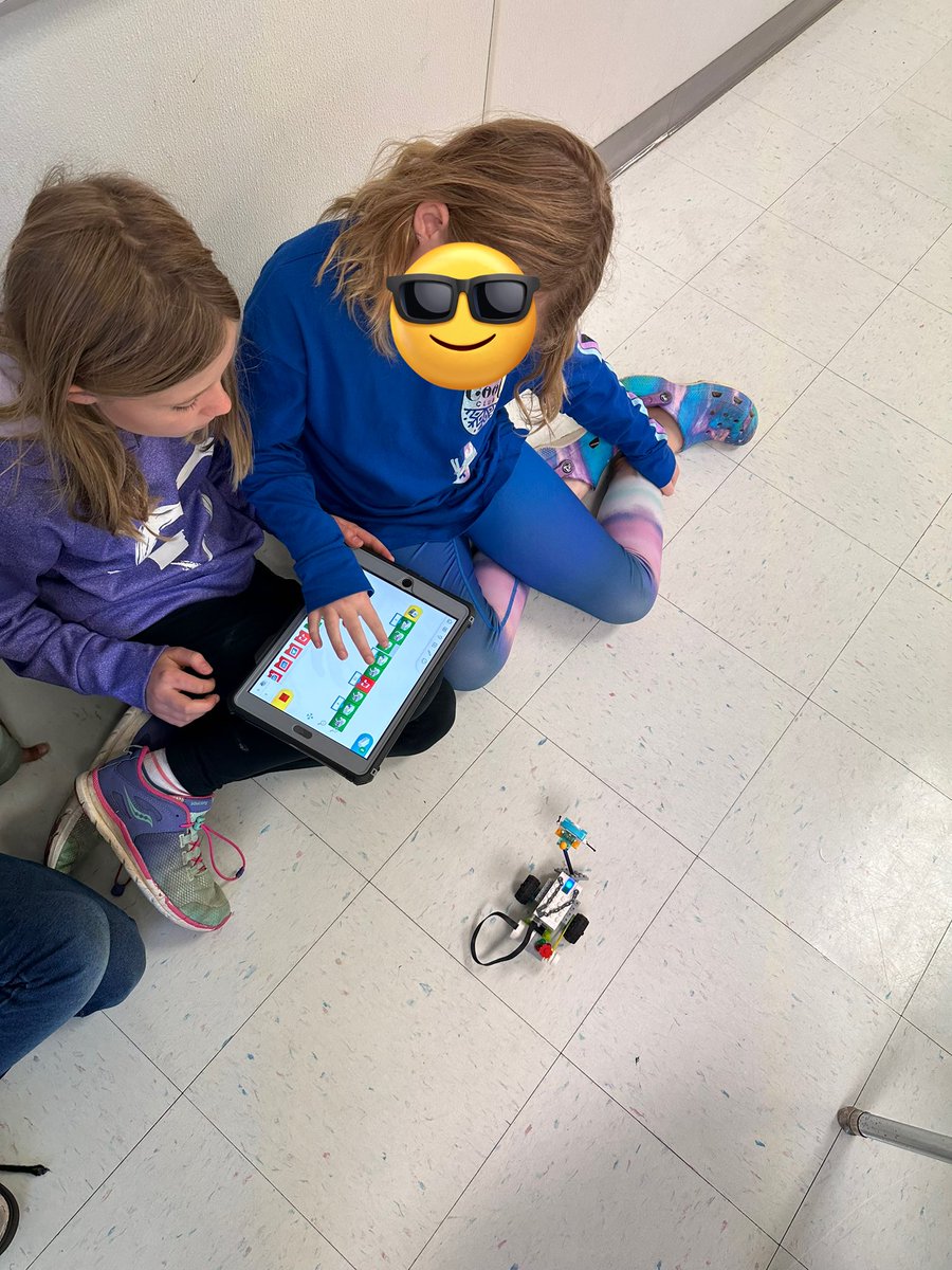 MsRachelCohen's tweet photo. Happy Track Out, Track 2! Yesterday we had @lifeandscience show us how to build and program our own robots 🤖 What a fun way to head into this break @TurnerCreekES https://t.co/8QcRkbjUBF
