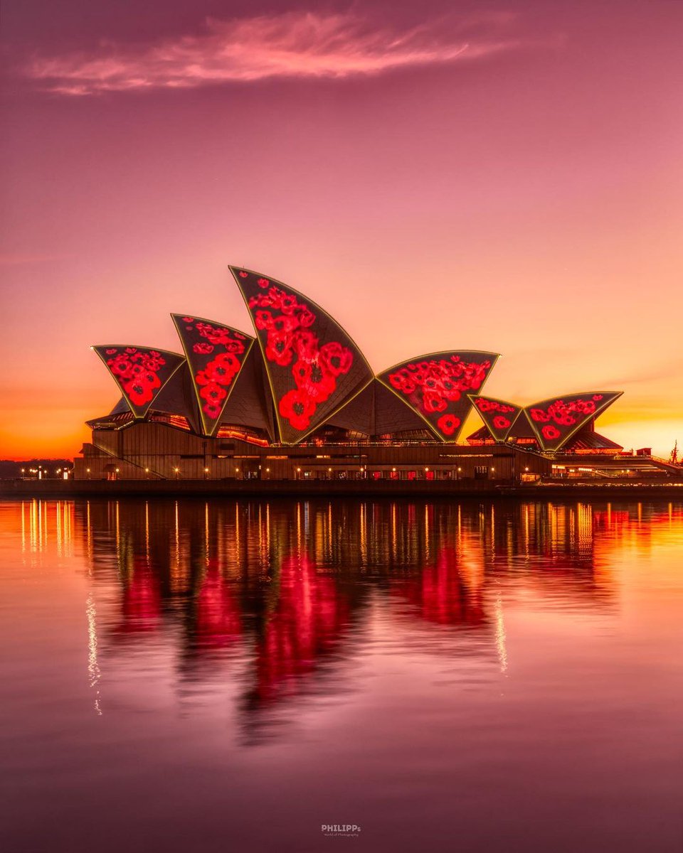 Today we commemorate #RemembranceDay in 🇦🇺 &amp; #VeteransDay in the 🇺🇸. At first light this morning, red poppies were projected onto the <a href="/SydOperaHouse/">Sydney Opera House</a> as a symbolic reminder of the service &amp; sacrifice of our fallen soldiers.
We will remember them. #LestWeForget
📸 Philipp Glanz