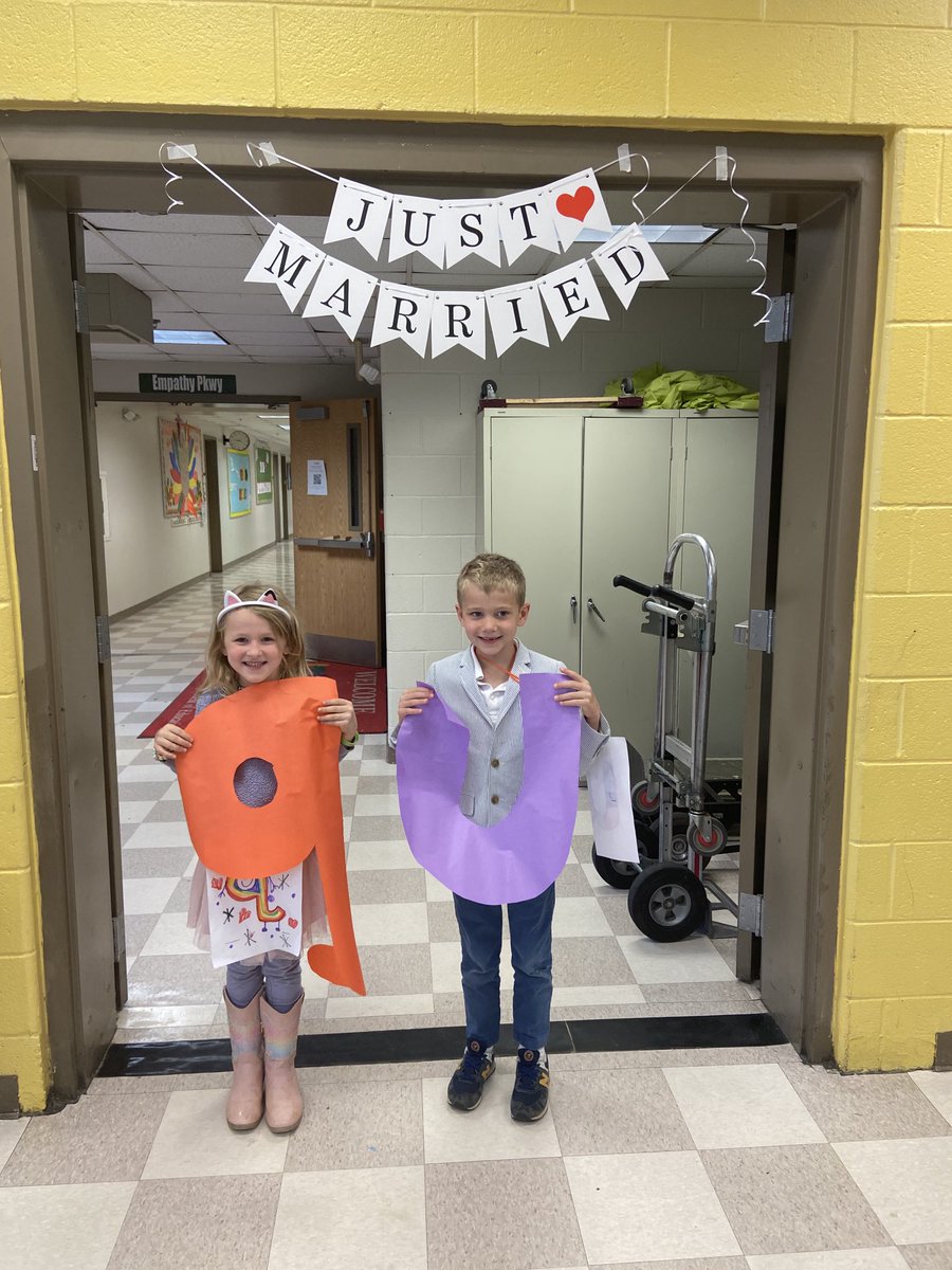 It’s our last week of #FUNdations unit 1 so of course we had to celebrate with a QU wedding! ⁦<a href="/APSGardenHills/">Garden Hills Elem</a>⁩ ⁦<a href="/TaylorGodwin19/">沫沫</a>⁩