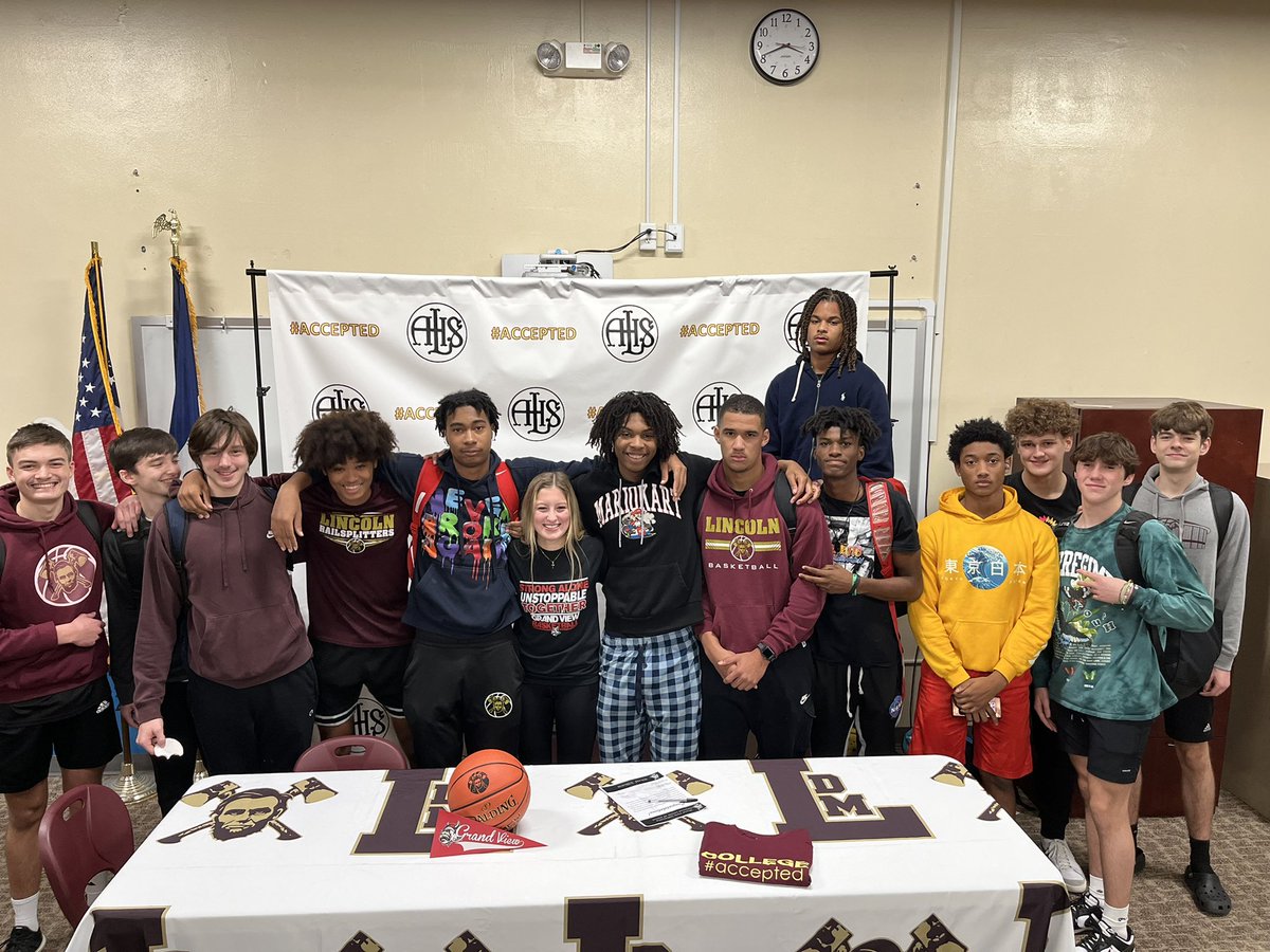 CoachEinerson's tweet photo. Congrats to @m_albright7 on her signing to @gv_wbb! https://t.co/OPHjyaVar4