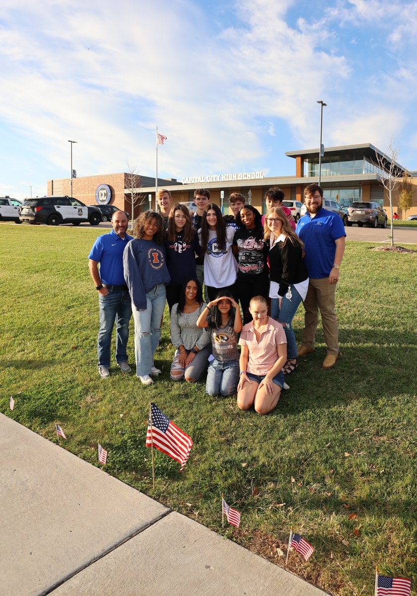 .<a href="/CCHSCavs/">Capital City High School</a> Student Council members lined Cavalier Drive this morning with 700+ American flags in honor of #VeteransDay! It was a beautiful sight to see in the morning glow and a wonderful way to pay tribute to all our veterans 🇺🇸! #JCSchoolsChampions #WeAreJCSchools