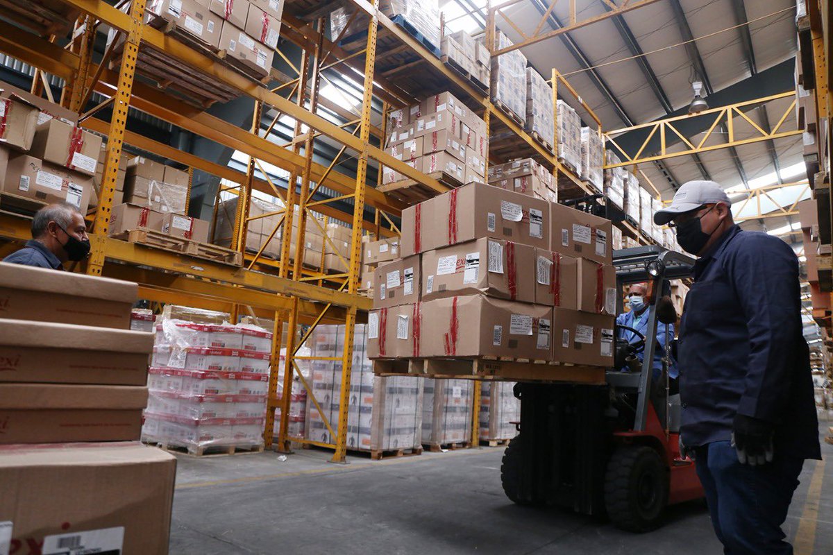 ISSSTE_mx's tweet photo. En estos días, las y los trabajadores que laboran en unidades médicas y EBDI's de Aguascalientes, recibirán un suministro de uniformes y zapatos que llegaron al Almacén Central del #Issste.   

#IsssteEquipa #IsssteAlMomento https://t.co/Fn06ox2SkZ