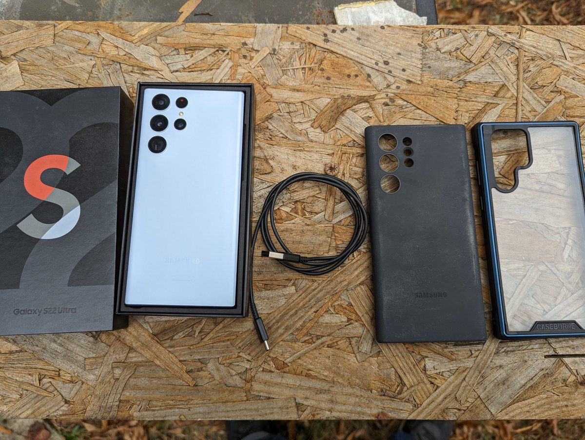 RakamaTech's tweet image. Up for grabs. Unlocked sky blue Galaxy S22 Ultra 256GB . $750 or your best offer. If you need the IMEI dm me.