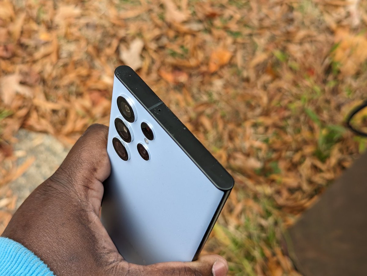 RakamaTech's tweet image. Up for grabs. Unlocked sky blue Galaxy S22 Ultra 256GB . $750 or your best offer. If you need the IMEI dm me.