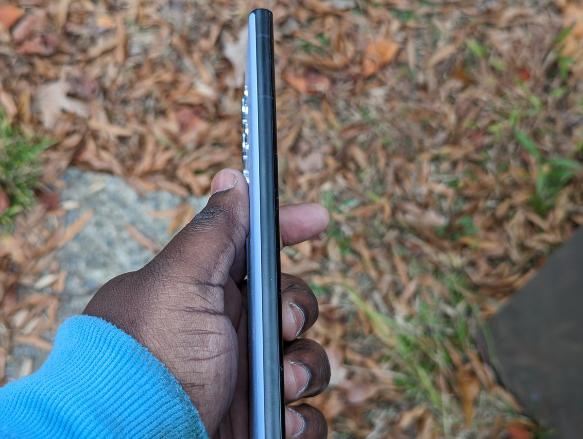 RakamaTech's tweet image. Up for grabs. Unlocked sky blue Galaxy S22 Ultra 256GB . $750 or your best offer. If you need the IMEI dm me.