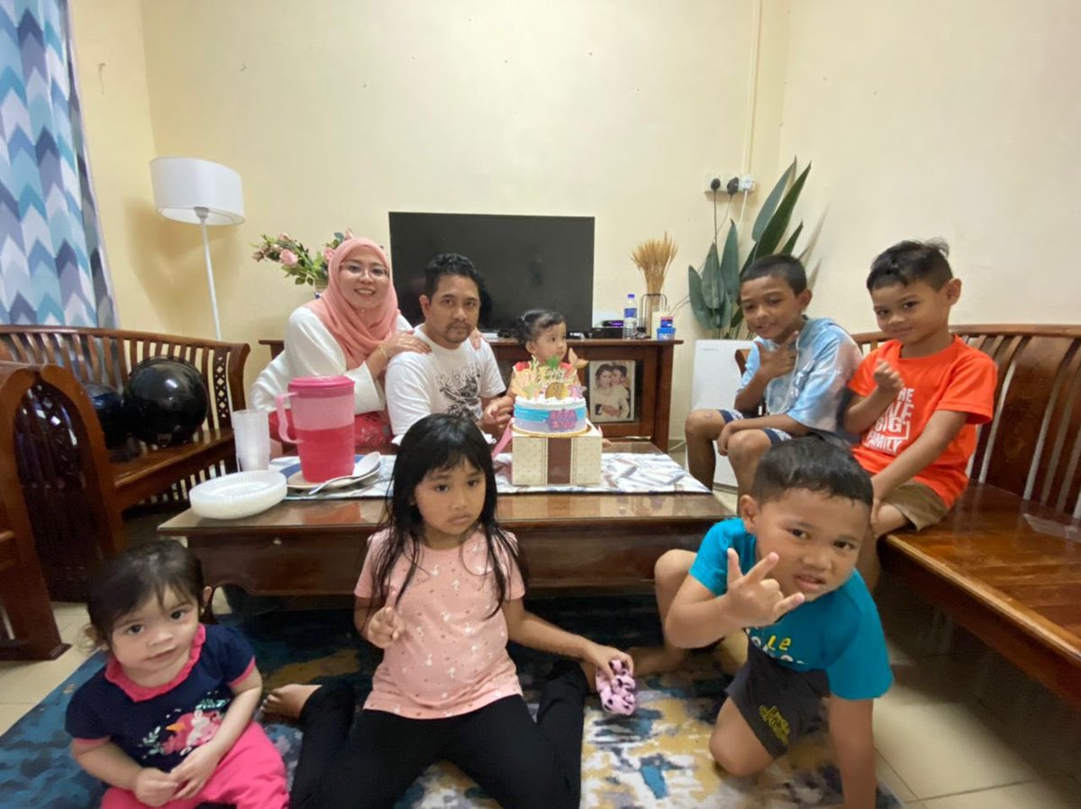 MunNaraa's tweet photo. NADIRA RAISYA turns 2. sambut dulu di rumah mak pah. pasni sambut di rumah kg pula ❤️💛💚 https://t.co/sqpDSY4Eyl
