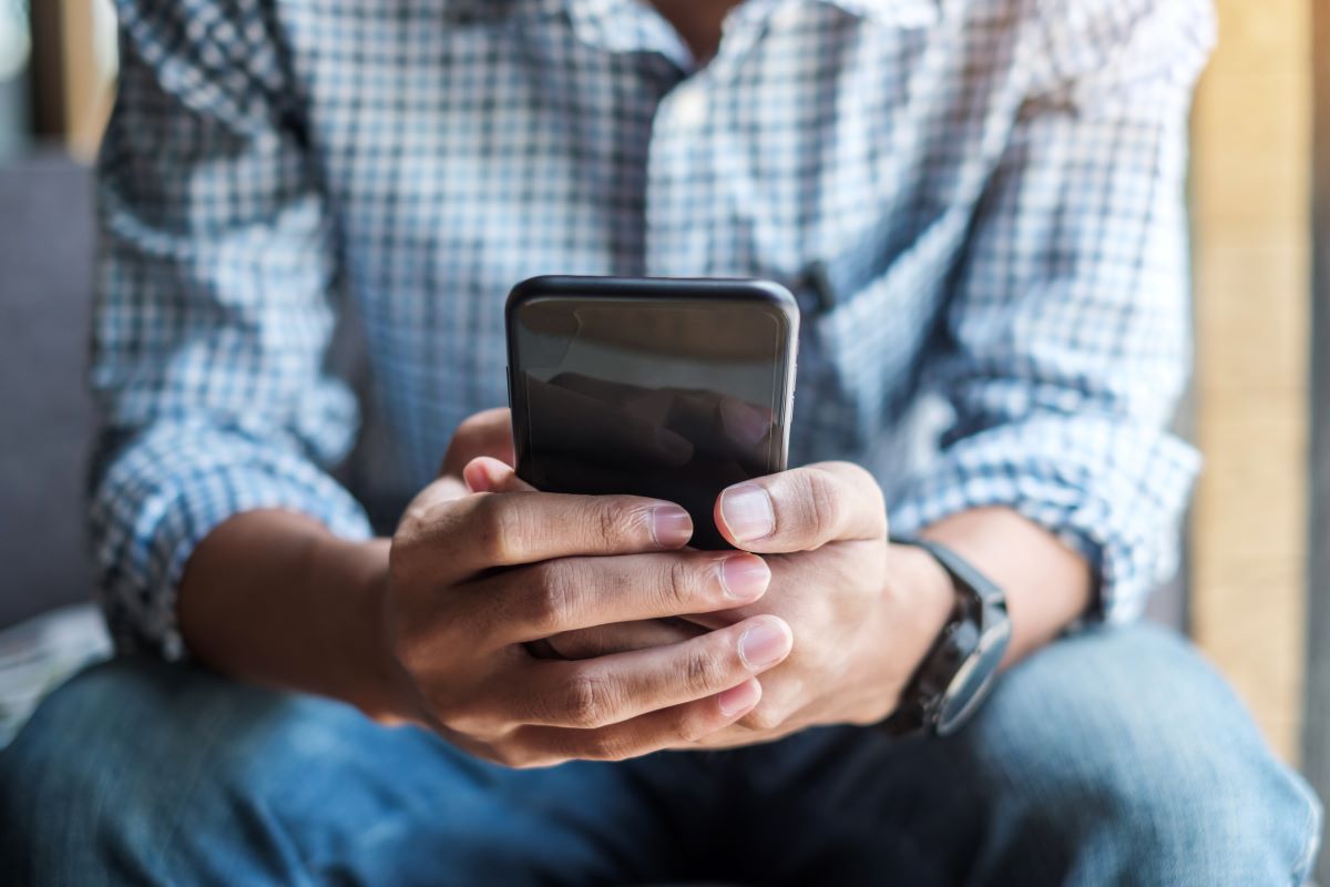 Женщина с планшетом в руках. Между смартфоном и планшетом. Смартфон и планшет. Смартфон и планшет. Между смартфоном и планшетом.