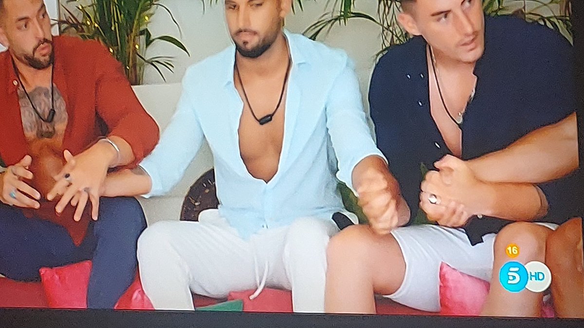 Cuando se den cuenta que existen los botones en la camisa van a flipar.  #LaIslaDeLasTentaciones8
#LaIslaDeLasTentaciones