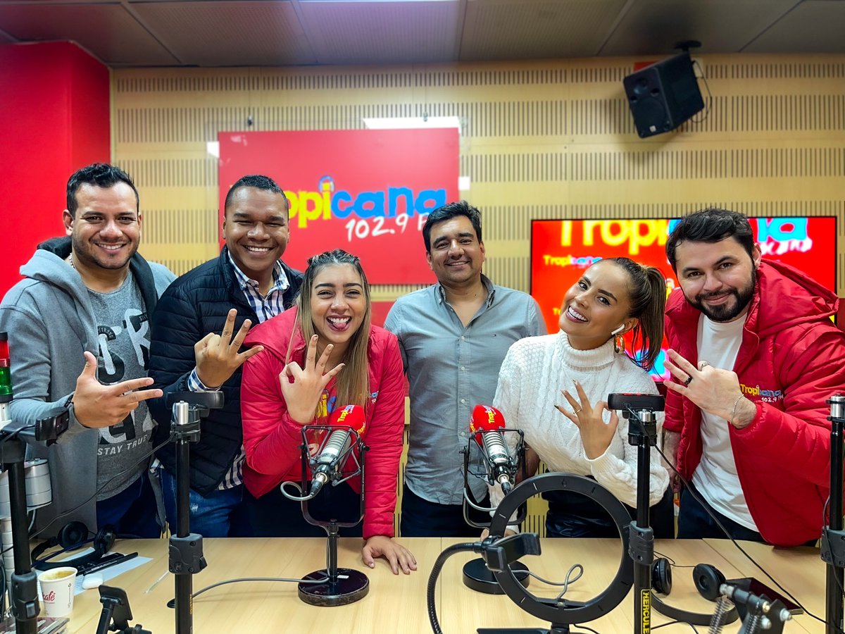 ¡Combazo Tropicana! Listo para entregar 3 millones 🤑. <a href="/romeotropicana/">Romeo Ortiz</a> RyR <a href="/luchydjradio/">Lucia Molina</a> <a href="/jojojotaflorez/">Jota Flórez</a> <a href="/soyadribustos/">@YoSoyAdrianaBustos</a> <a href="/DavidGomezDC/">David</a>