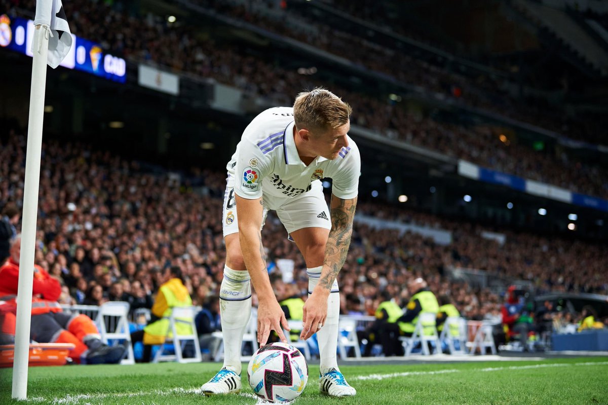 Official: Toni Kroos adalah MVP of the Match di pertandingan #RealMadridCádiz dengan 1 gol dan 1 assis nya. ⭐️ Kasih tepuk tangan dulu dong buat bapak-bapak satu ini! 👏🏻 @ToniKroos