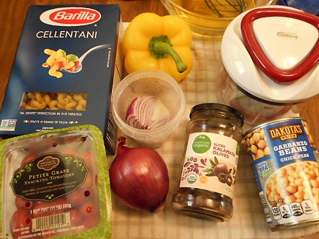 MadamSarcastra's tweet photo. Made #Pasta #Salad just 'cuz I had half a jar of Kalamata #Olives to use up... had the other stuff handy, too, so why not? 😉
#Cellentani + #homemade #dressing + #herbs & #spices + red #onion + yellow bell #pepper + grape #tomatoes + #garbanzos
#Vegan #PastaSalad #veganfood 🌱 https://t.co/F3YVQo2NB1