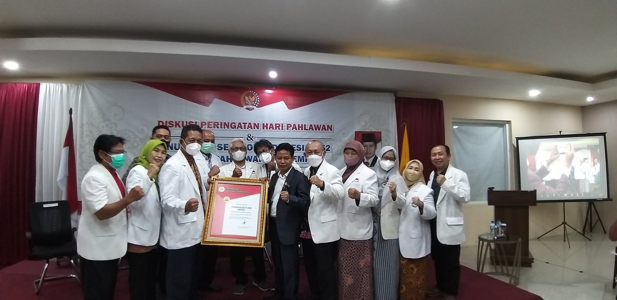 dearyusi's tweet photo. Pahlawan Pandemi utk semua yg sdh berkontribusi IDI, PDUI, PPNI, IBI, Poltekkes. https://t.co/yo4Wcq8iGS