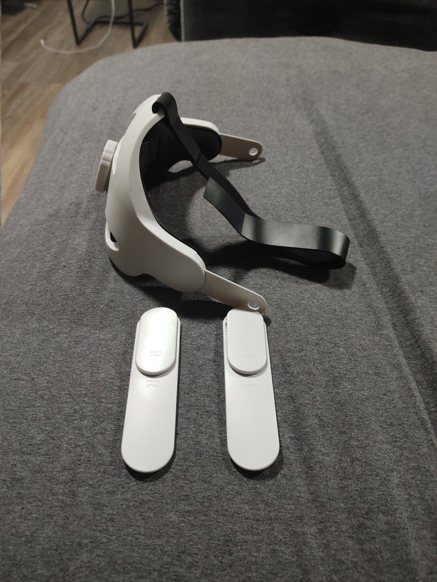 oculusquestpro1's tweet photo. Delivery and tracking is worldwide 🌐 https://t.co/cG2QaJrYn1