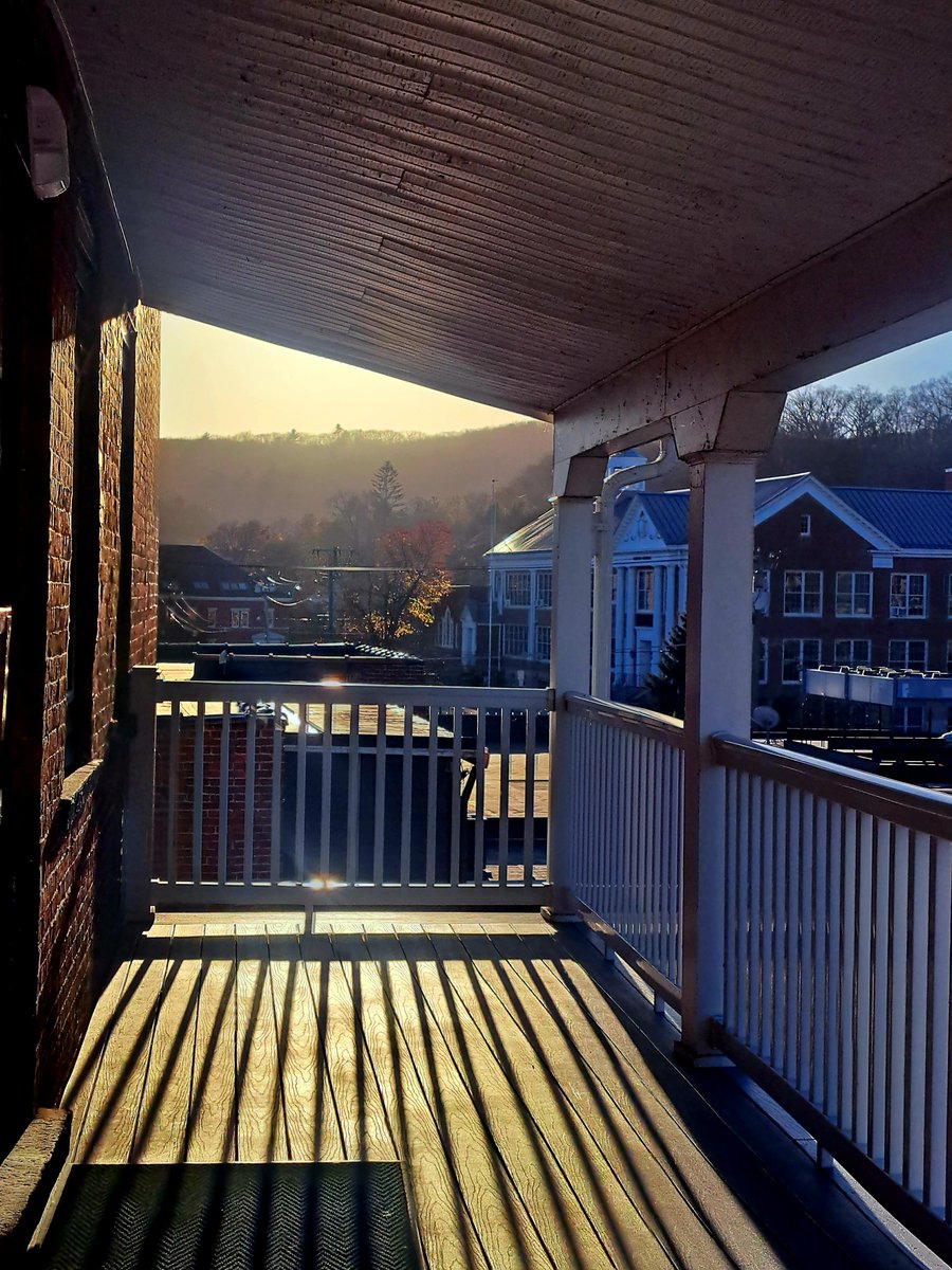 SnowVandell's tweet photo. Natural sun filters and yeah #twitter saw it first.
#Latino #ctfall #fallseason https://t.co/yTu8hj98ZN