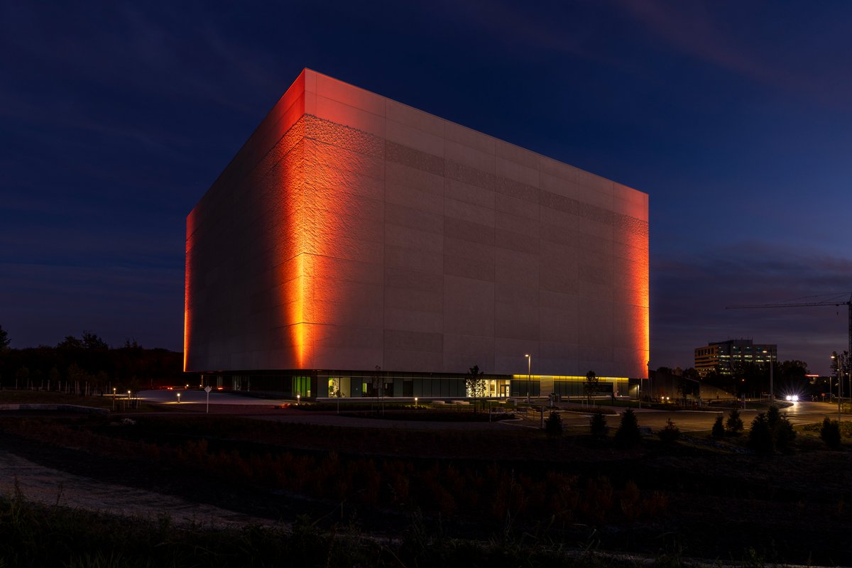 ScottHamiltonGC's tweet photo. More recognition for LAC's state-of-the-art new facility: 
• first #NZC archival preservation facility in the Americas
• first #GC facility built to meet the requirements of the Canada’s Greening Government Strategy
• largest automated archival facility in the world
Great job! https://t.co/J9vHKMcH3C
