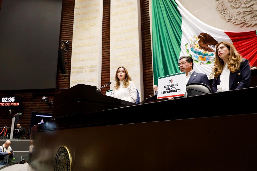 GPPRIDiputados's tweet photo. La Dip. @LauraBarreraF señaló que el 90% del presupuesto de turismo se lo llevó el tren maya, por lo que pidió se reasignen recursos para otros programas, pues es necesario fortalecer la actividad turística, que genera 4 millones de empleos, 9% del PIB y condiciones de bienestar. https://t.co/M7e35k4ti6