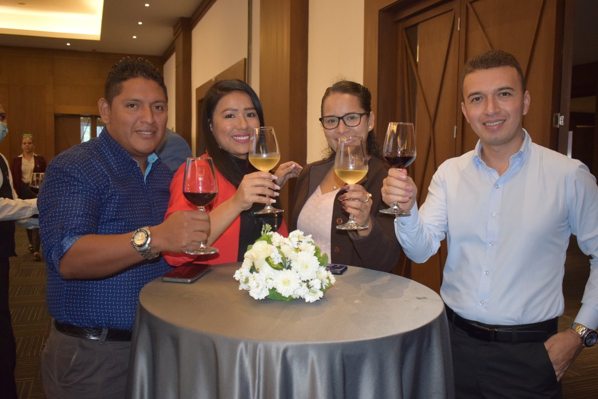 uees_online's tweet photo. 📃🥂
Firma de actas y brindis de los futuros graduados de las carreras de grado modalidad online y presencial.
¡Felicidades! 👏🏼
Los esperamos para la graduación. 👩🏻🎓🎓
#OrgullosamenteUEES #UEESGrad https://t.co/Wv4XccFs3S