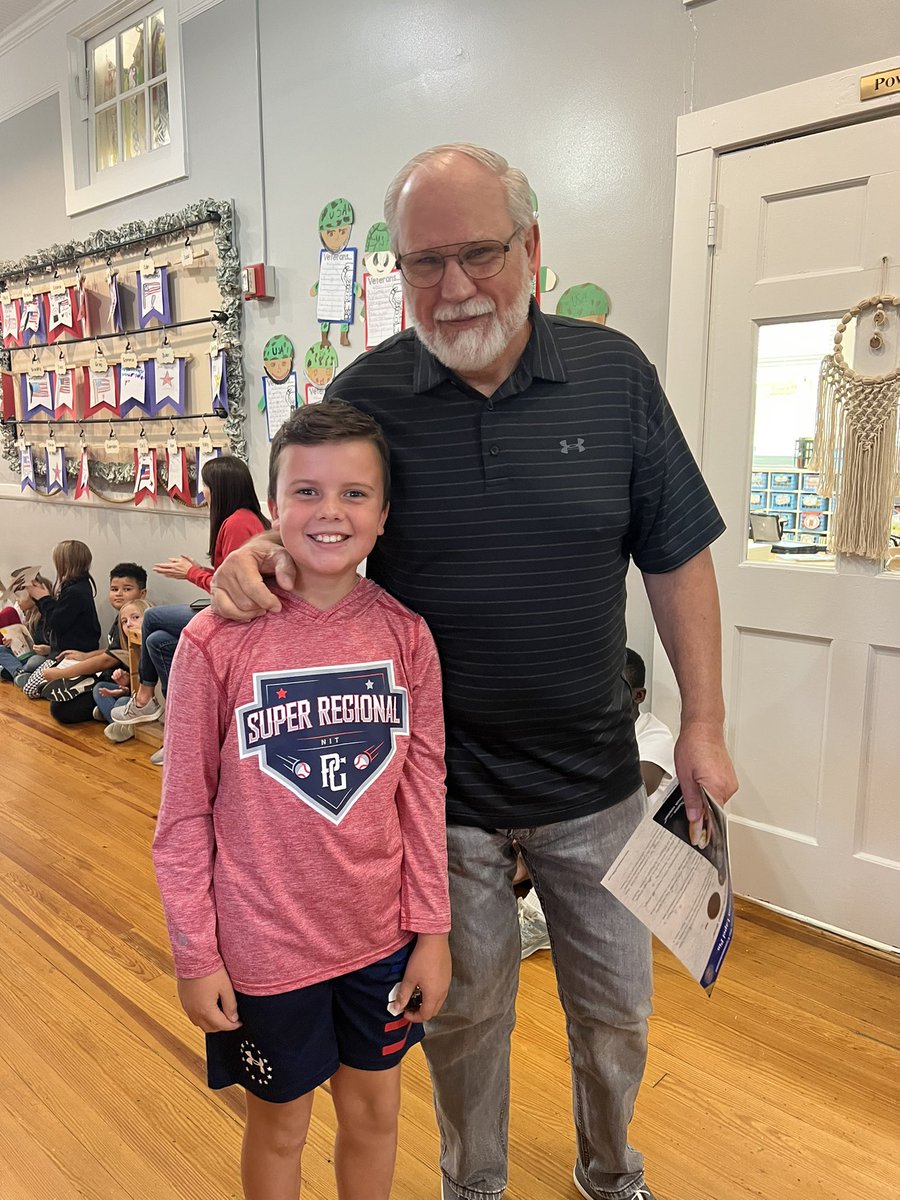 _JenBHill's tweet photo. What a special day honoring those who have served our country.  Thank you Veterans!  #ees #happyschool https://t.co/3i7choIgwS