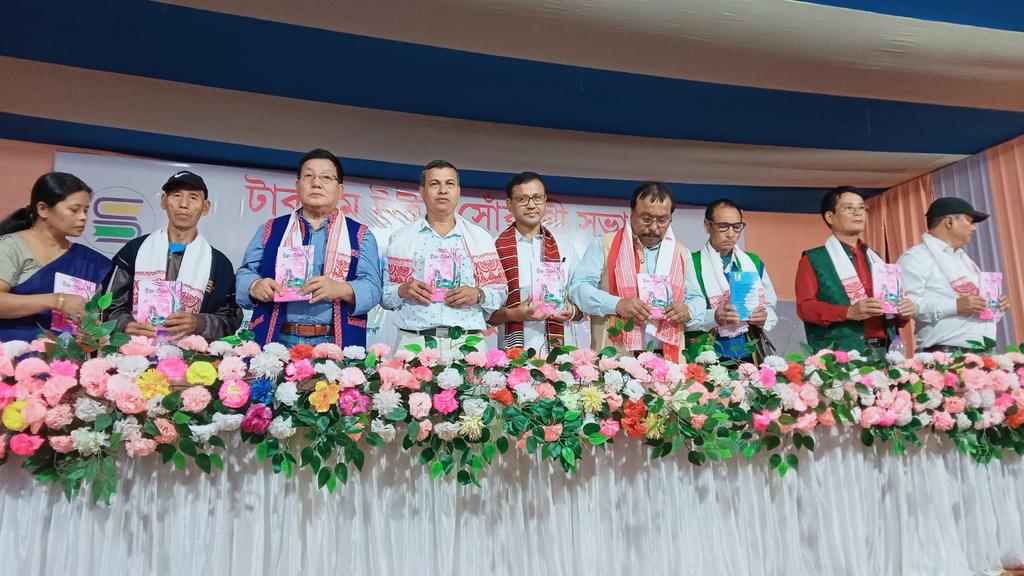 RanjitChiring78's tweet photo. অসম গ্ৰন্থ মেলা, ধেমাজি ২০২২ঃ মোৰ উপন্যাস "জীৱন-জীৱিকা" উন্মোচন কৰে সাহিত্য অকাডেমি বঁটা প্ৰাপক ঔপন্যাসিক জয়ন্ত মাধৱ বৰা ডাঙৰীয়াই আৰু প্ৰবন্ধ সংকলন " প্ৰবন্ধ সম্ভাৰ" উন্মোচন কৰে বিপুল শৰ্ম��� বৰুৱাই ৷ https://t.co/GEvt0hHlJT