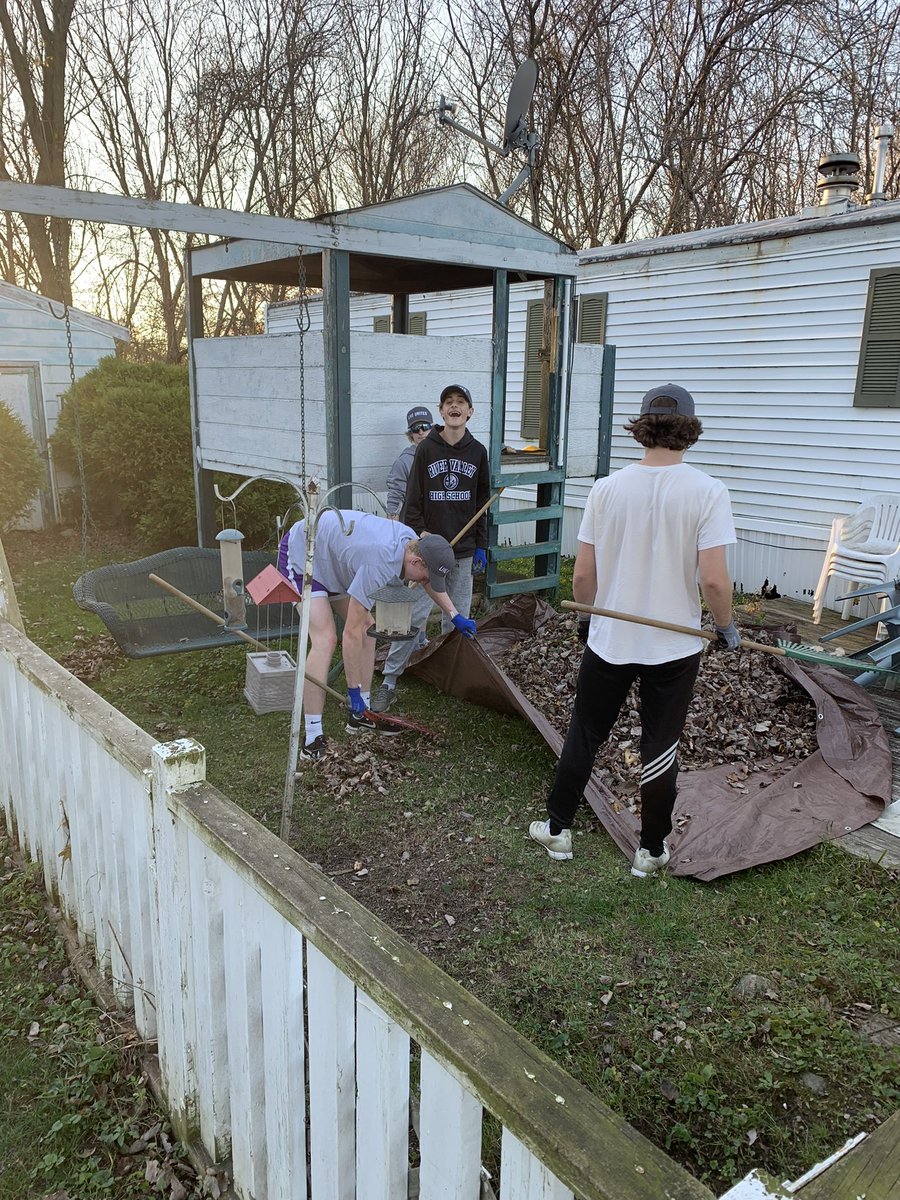 coachgerman32's tweet image. #RakeADifference with @UnitedWay_SWMI 

Proud of these guys. #RollValley