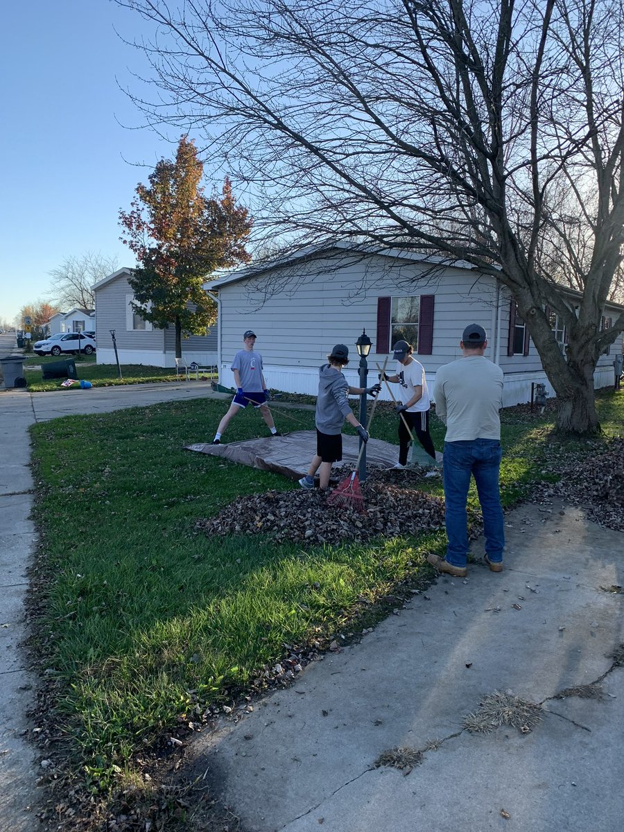 coachgerman32's tweet image. #RakeADifference with @UnitedWay_SWMI 

Proud of these guys. #RollValley