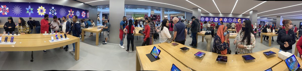 周末苹果店经历. 儿子要换iPhone14 pro, 周五晚上去了长岛的苹果店,被告知要预约. 约了第二天中午,到了店里,说没货了,曼哈顿上东城的店才有. 

打电话一问那里也没货,可以邮购但是月底才到.还好皇后区Elmhurst有几台.赶紧在电话里下单,真是一机难求

儿子真诚道谢,说准备做油管视频，等赚了钱还给我.😂