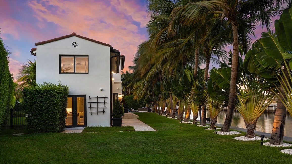 2901 Flamingo Drive is an extravagant estate oasis with 300 ft of waterfront, located in the most vibrant neighborhood of Miami Beach 🌴

Offered at $16,895,000

Contact us for more information 🔑
