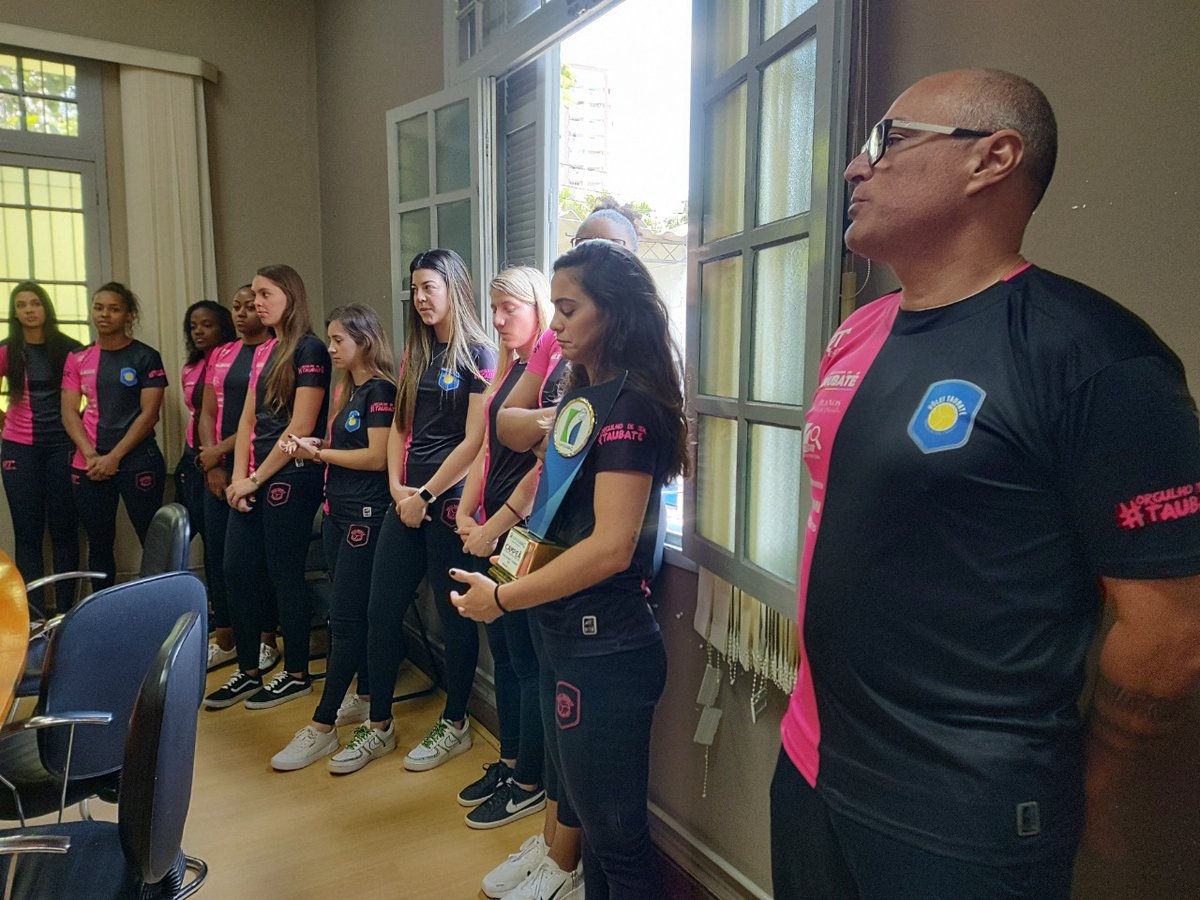 VoleiTaubate's tweet photo. Hoje nosso time foi recepcionado pelo Prefeito de #Taubaté, José Saud, que parabenizou todo o elenco e comissão técnica do Vôlei Taubaté Feminino pelo título e acesso na #SuperligaC
📷Divulgação/PMT
#OrgulhoDeSerTaubaté💙🏆
#VôleiTaubaté #Volleyball #Vôlei #VôleiFeminino #CBV https://t.co/QlmGdInEiE