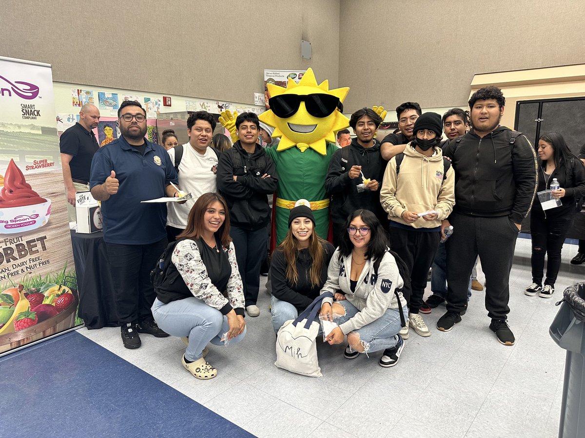 CafeLA_lausd's tweet photo. Our vendor fair brought students from different areas of LA to taste new dishes and to give their approval on what they liked. We thank our students, staff, schools, and vendors for participating and contributing to make it a success 👏🏼 #studentapproved4LAkids #EveryoneEats https://t.co/o9WPyskHfJ