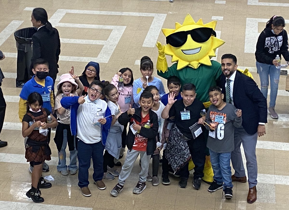 CafeLA_lausd's tweet photo. Our vendor fair brought students from different areas of LA to taste new dishes and to give their approval on what they liked. We thank our students, staff, schools, and vendors for participating and contributing to make it a success 👏🏼 #studentapproved4LAkids #EveryoneEats https://t.co/o9WPyskHfJ