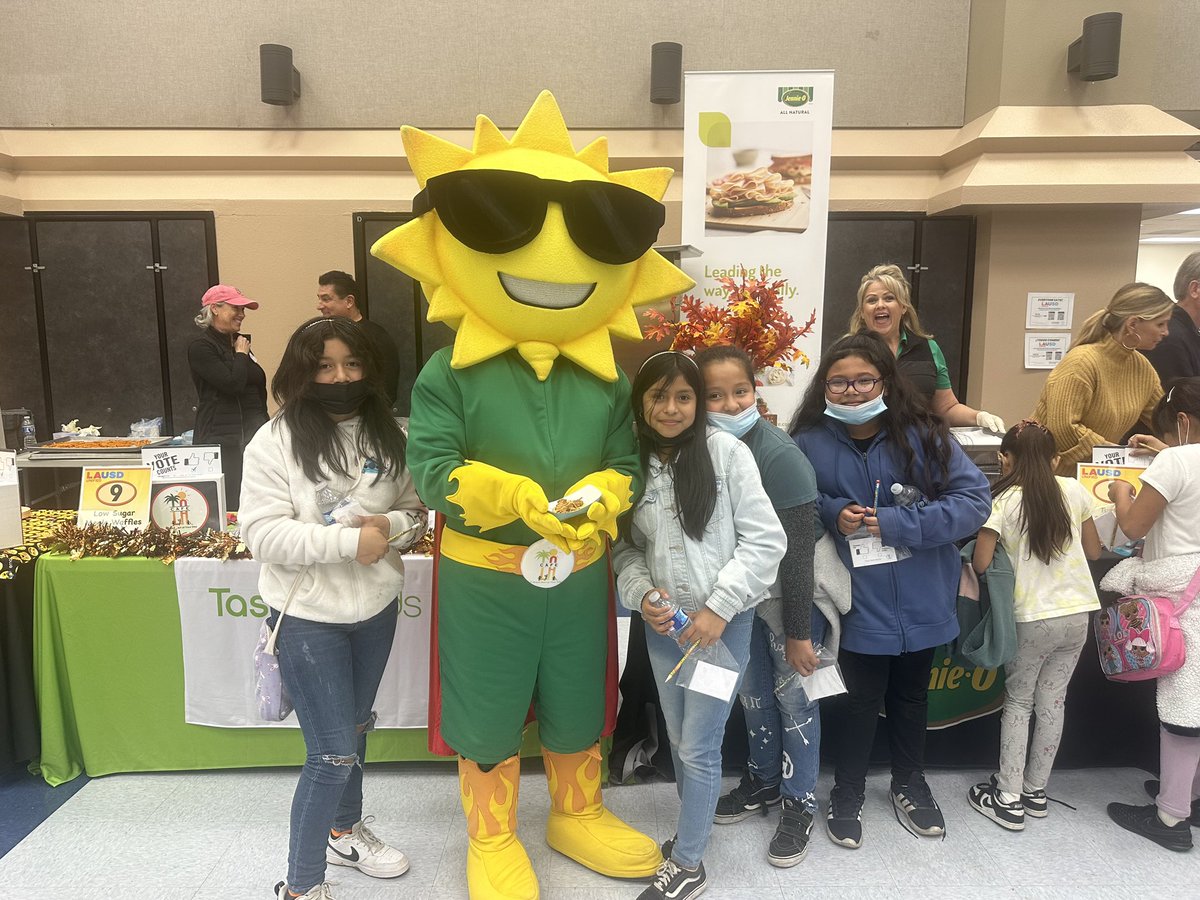 CafeLA_lausd's tweet photo. Our vendor fair brought students from different areas of LA to taste new dishes and to give their approval on what they liked. We thank our students, staff, schools, and vendors for participating and contributing to make it a success 👏🏼 #studentapproved4LAkids #EveryoneEats https://t.co/o9WPyskHfJ