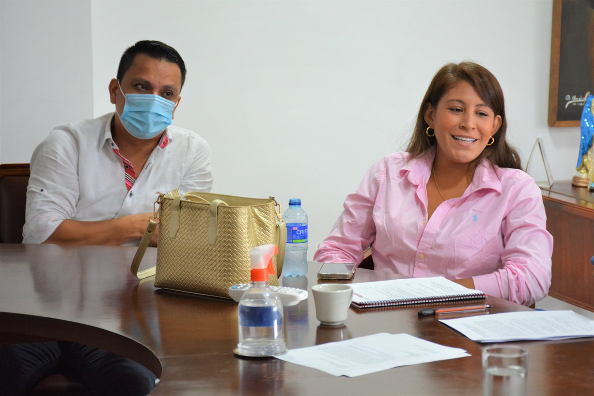 cccucuta's tweet photo. Sostuvimos una productiva reunión con representantes de @corpomoda donde se socializaron las iniciativas para el fortalecimiento del sector moda en la región, a través de próximas ferias internacionales y el impulso que se dará en el Proyecto Escuela Taller.
#clustermoda https://t.co/Z15xjvHTAY
