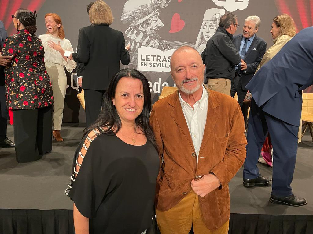 AparicioChani's tweet photo. Ha sido todo un placer conocer en persona a Arturo Pérez-Reverte!! https://t.co/4HUpIThZCe