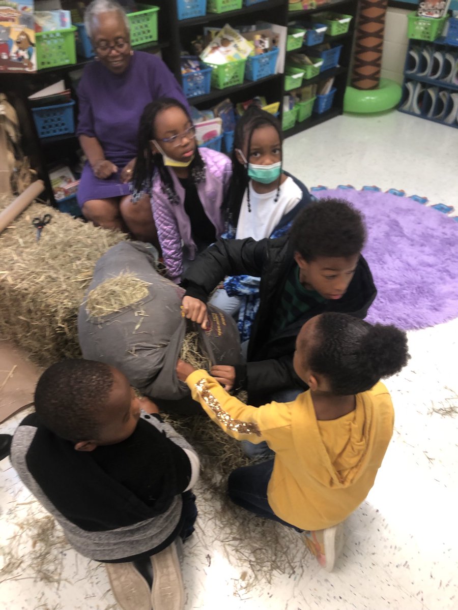 Pagia's tweet photo. Tiger Paws are meant for Gardening! Master Gardeners are best.  How do you create a Scarecrow? ⁦@StonewallTell⁩ ⁦@GaFarmBureau⁩ South Fulton https://t.co/3JRR69Eoxs