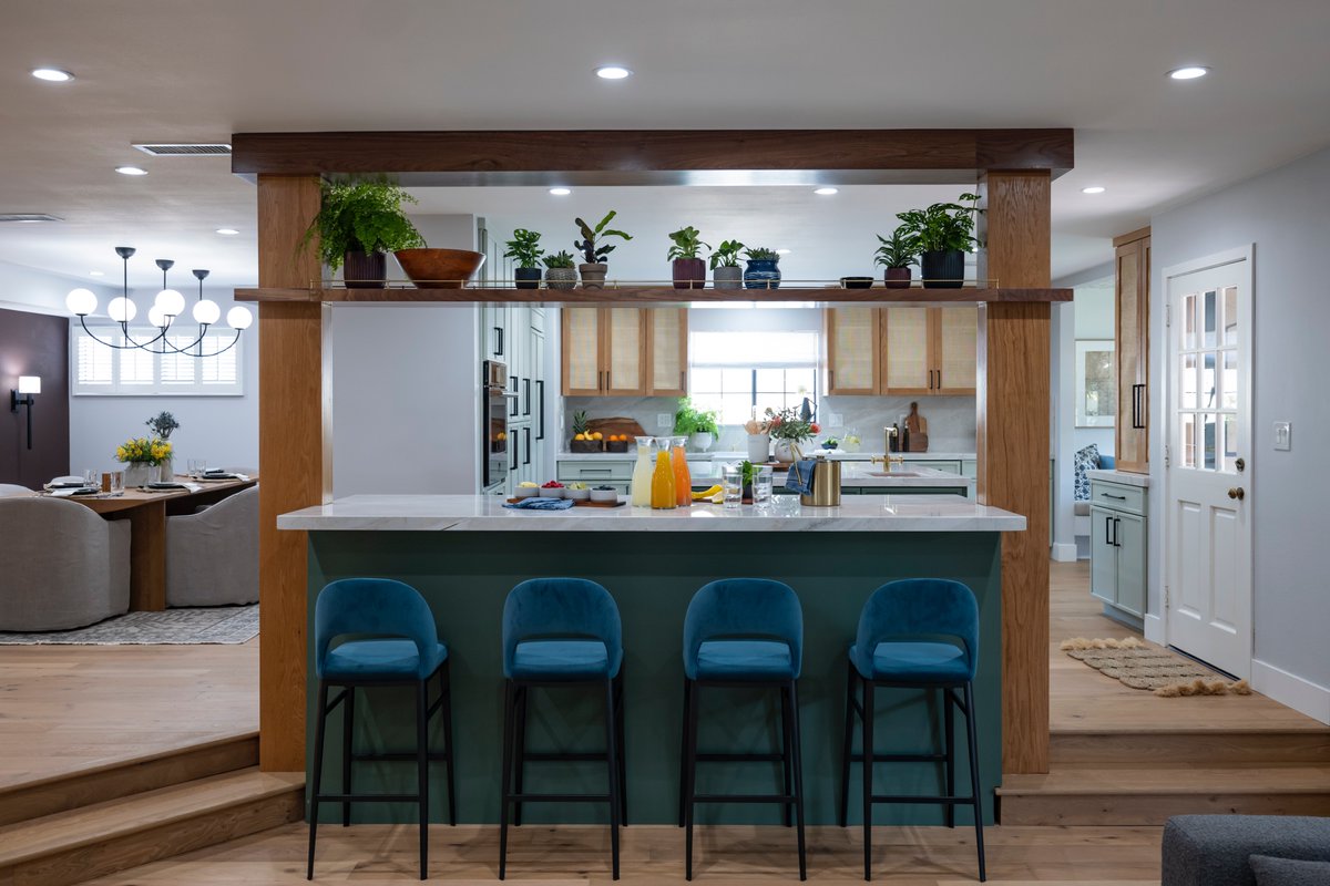PropertyBrother's tweet photo. With three kids growing up fast, Janice & Mark's house was ready for a ᴍᴀᴊᴏʀ change. We love the space we created making the most out of the vast main living area! #ForeverHome design details → https://t.co/Abry66TuCh 🏡🛠 #InsideTheDesign #PropertyBrothers https://t.co/crV8yT5Ux4