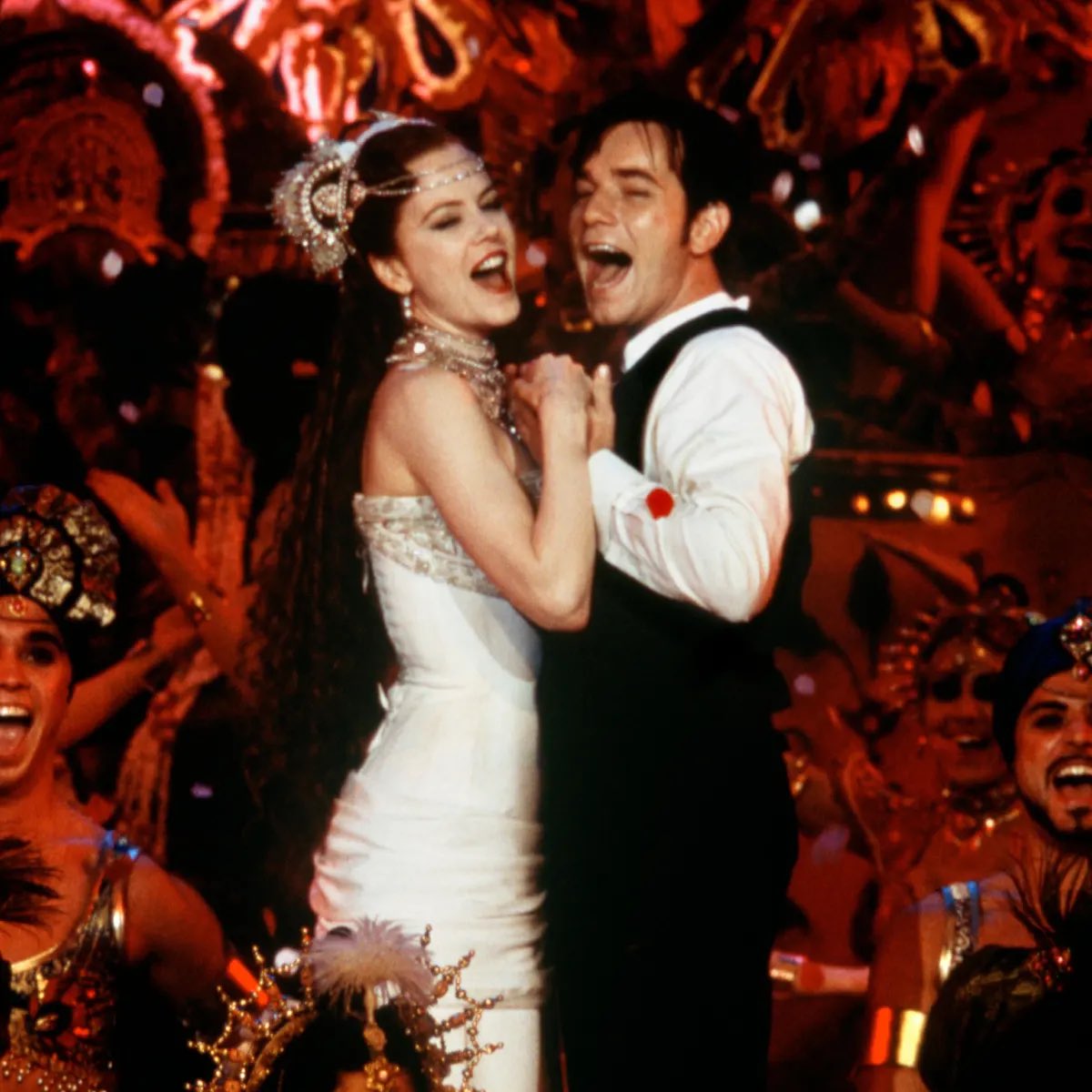 pedroguerreroro's tweet photo. A mediados de 2001, la película “Moulin Rouge” llegó a las salas de cine para revolucionar la industria gracias a una estética que deambulaba entre la psicodelia y el kitsch. 

Aquí os dejo curiosidades que quizás no sabías de esta película.

Abro hilo 🧵 https://t.co/5ZcbYEQURW