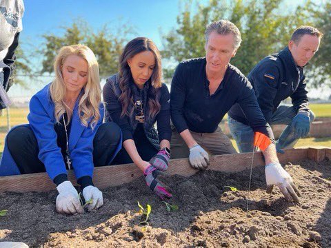 JoshFryday's tweet photo. On the Eve of Veterans Day we highlighted California’s leading service programs in @CityofFresno.
#CollegeCorps
#ClimateActionCorps
#YouthJobsCorps
#Americorps
Californians are creating positive change everywhere, together.
Join us at https://t.co/ecFTGFlAC8 https://t.co/V4GLh4gZQk