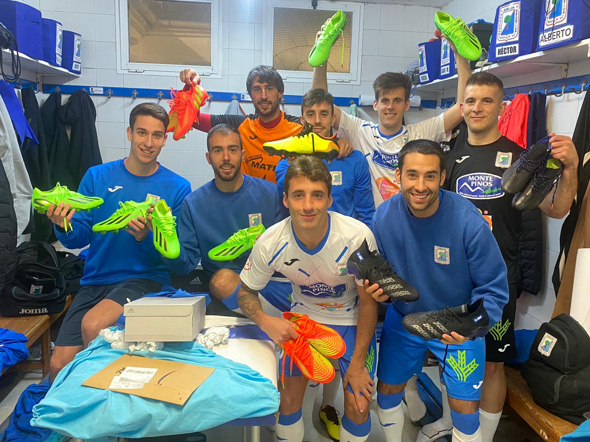 d93mtz's tweet photo. ¡Muchas gracias @afefutbol por el excelente material! Ojalá nos ayuden a conseguir los objetivos 🤞👟⚽️ https://t.co/XPI80DoLpj