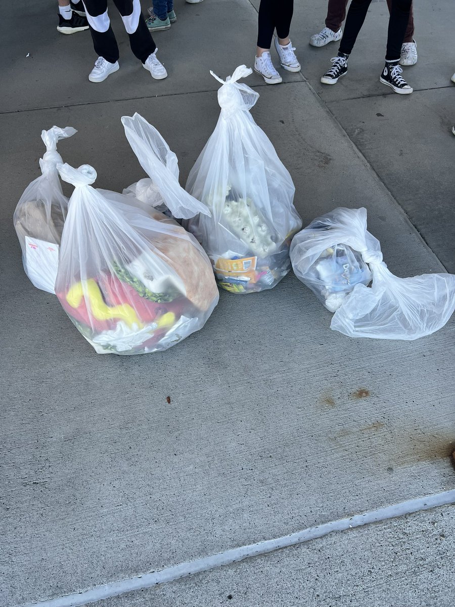 Ended a crazy week with the last period of the day spent outside in beautiful weather with the most terrific students. 

Horseheads NHHS students did a school cleanup. Community service is critical to fostering citizenship and civic responsibility. #ThisismyWHY <a href="/HhdsSchools/">Horseheads Schools</a>