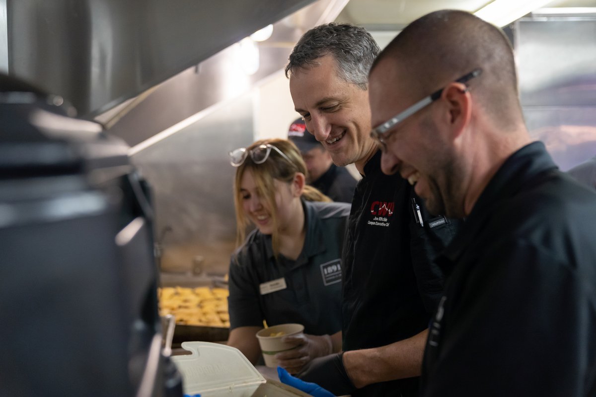 Celebrate the last home football game of the season on Saturday with a delicious Smash Burger special at our Food Wagon. Kickoff is at 1:00 p.m. -- we'll see you there! 

#CWUEats #CWUDining #CWU