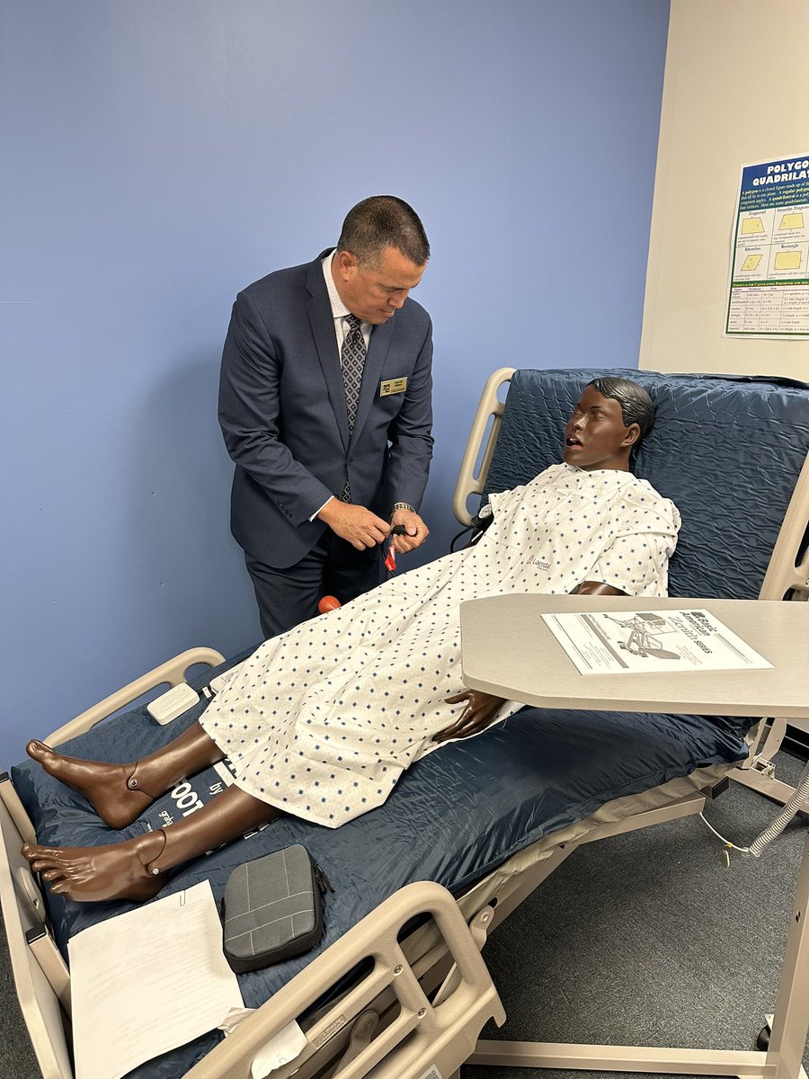 jsmithFedPA's tweet image. My @NCDPI_OFP colleague and I got to explore Commonwealth High School’s new CTE lab space where they allow students to explore future careers. 

#federalprogramsatwork