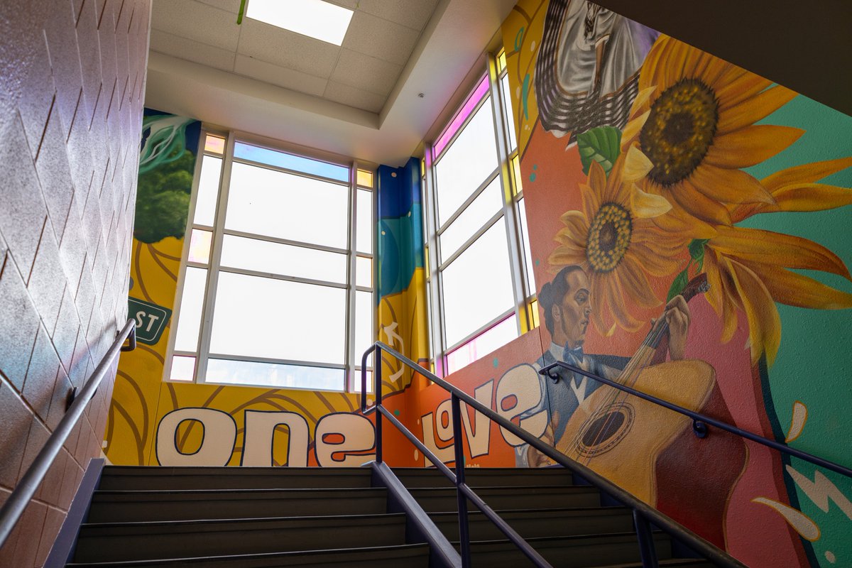 Today, we celebrated the work of Akins High School art students and artist Ruben Esquivel with a mural reveal!🎨 @AkinsArtStudio Students wanted to create a permanent and timeless visual composition, as well as capture what it means to be a part of the Akins community.